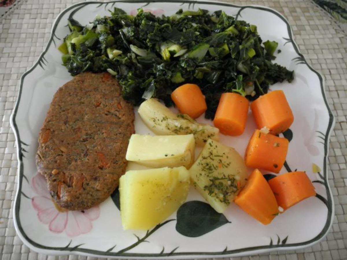 Vegan : Grünkern - Nuss - Bratling an Grünkohl - Zucchini - Gemüse - Rezept