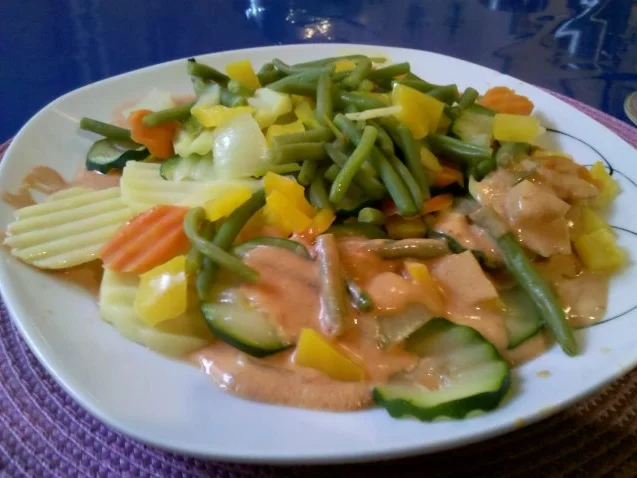 Vegetarisch: Gedämpftes Gemüse mit käsiger Tomatensoße - Rezept