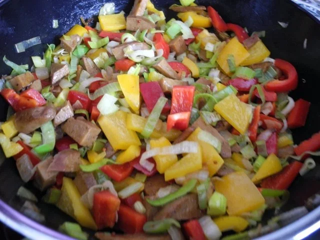 Vegan : Seitan - Paprika - Porree - Pfanne mit rotem Quinoa und Linsen - Rezept - Bild Nr. 9