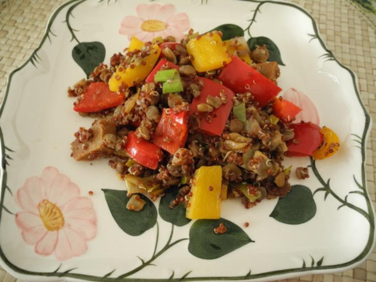Vegan : Seitan - Paprika - Porree - Pfanne mit rotem Quinoa und Linsen - Rezept