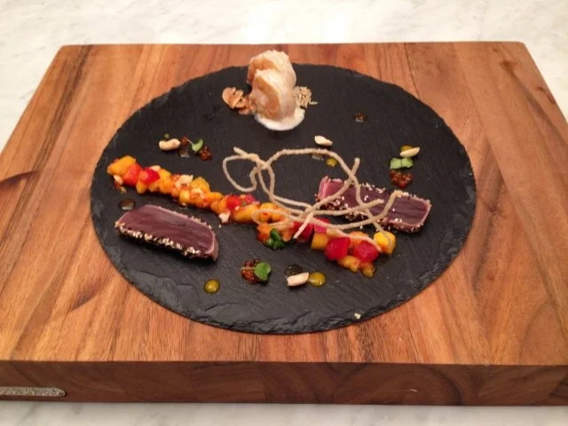 Nussiges Thunfisch-Surpreme auf Mangoragout und Garnele an Kokos-Chili-Fumet - Rezept