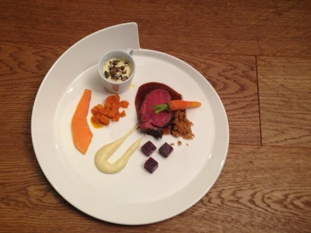 American Tenderloin an Karottenkonfit, Kartoffelschaum & Rotweinjus zu heiß-kaltem Suprise - Rezept