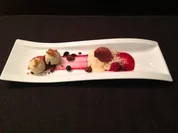 Duo von Schokolade an Topfenknödel und Rosmarin-Krokant-Eis - Rezept