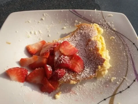 Schmandschnitte mit frischen Erdbeeren für 1 Aufflaufform Blitzkuchen - Rezept