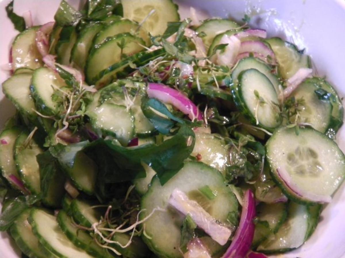 Gurkensalat mit Bärlauch und Kresse - Rezept - kochbar.de