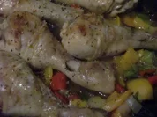 pikante Hähnchenkeulen in bunter Pfanne - Rezept