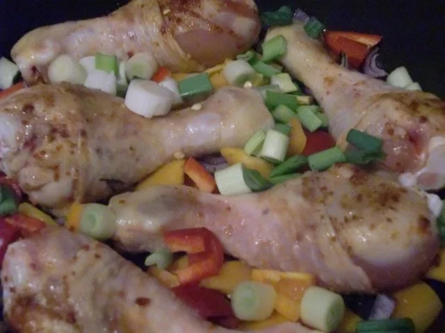 pikante Hähnchenkeulen in bunter Pfanne - Rezept - Bild Nr. 6