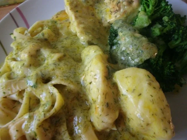 Steinbeißerfilet in Weisswein-Sauce mit Butterbroccoli und Bandnudeln - Rezept - Bild Nr. 2