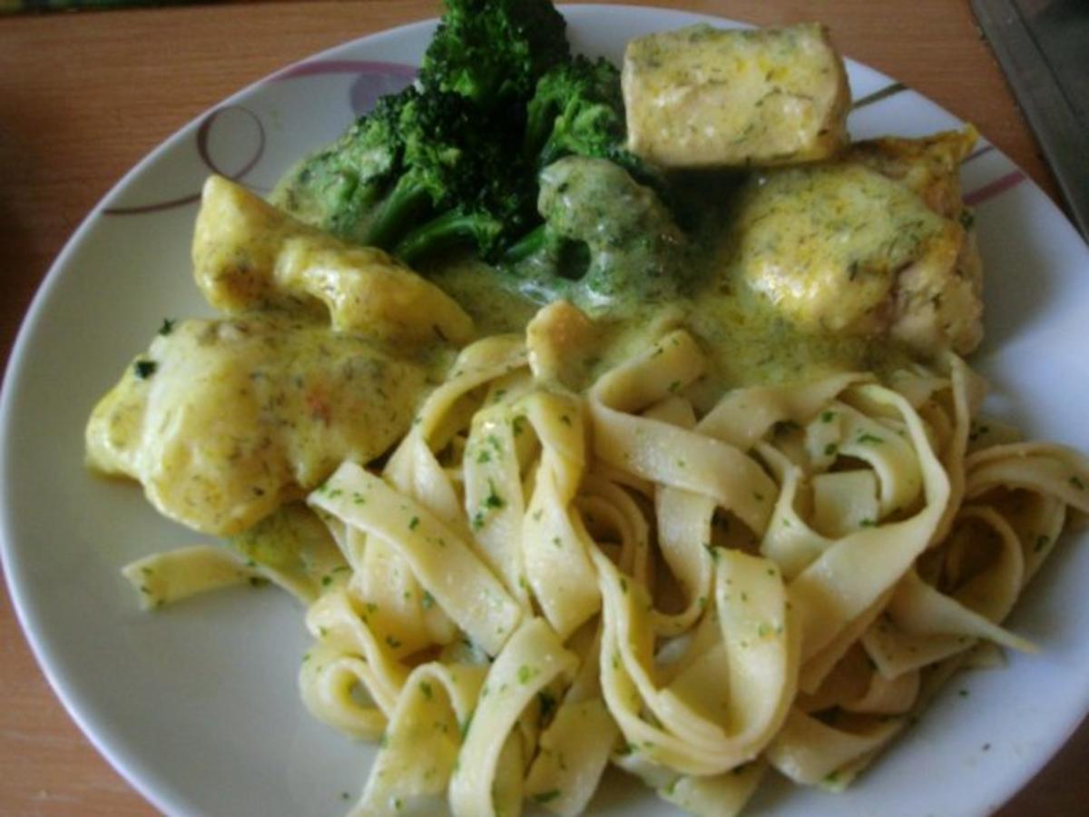 Steinbeißerfilet in Weisswein Sauce mit Butterbroccoli und Bandnudeln ...
