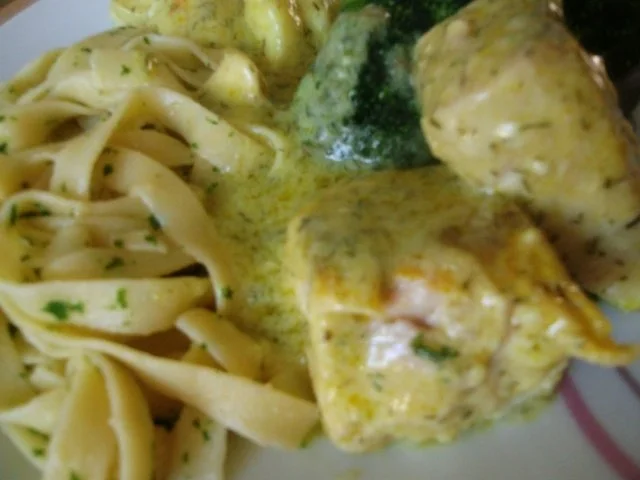 Steinbeißerfilet in Weisswein-Sauce mit Butterbroccoli und Bandnudeln - Rezept