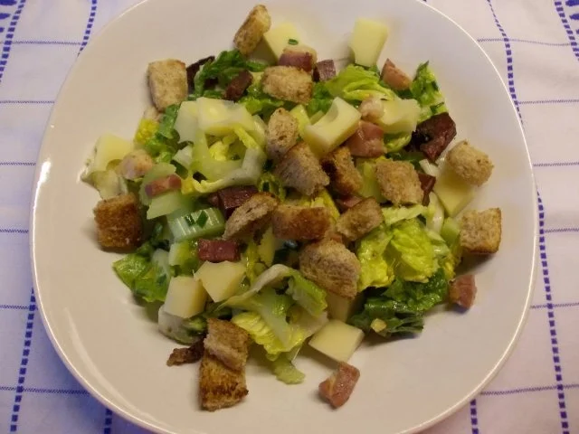 Rezept: Romanasalat mit Knoblauchcroutons und gerösteten Schinkenwürfeln Romanasalat mit Knoblauchcroutons und gerösteten Schinkenwürfeln - Rezept