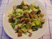 Romanasalat mit Knoblauchcroutons und gerösteten Schinkenwürfeln - Rezept