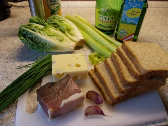 Rezept: Romanasalat mit Knoblauchcroutons und gerösteten Schinkenwürfeln Bild Nr. 2 Romanasalat mit Knoblauchcroutons und gerösteten Schinkenwürfeln - Rezept - Bild Nr. 2