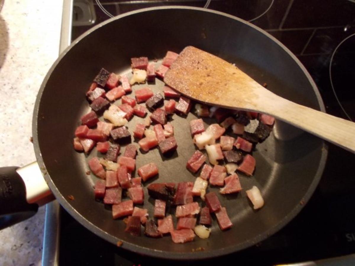 Romanasalat mit Knoblauchcroutons und gerösteten Schinkenwürfeln ...