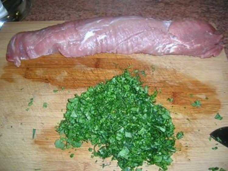 Schweinefiletmedaillons mit Kräuterkruste, an Orangen Kohlraben ... Schweinefiletmedaillons mit Kräuterkruste, an Orangen Kohlraben ...