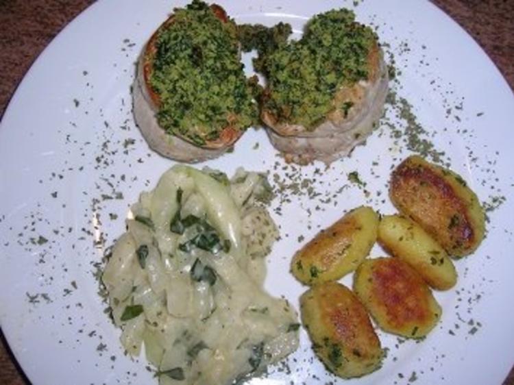 Schweinefiletmedaillons mit Kräuterkruste, an Orangen Kohlraben ...