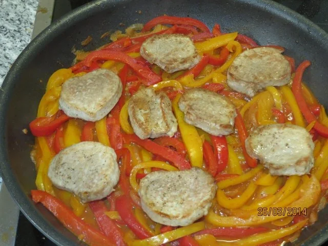 Schweinemedallions auf Paprikagemüse - Rezept