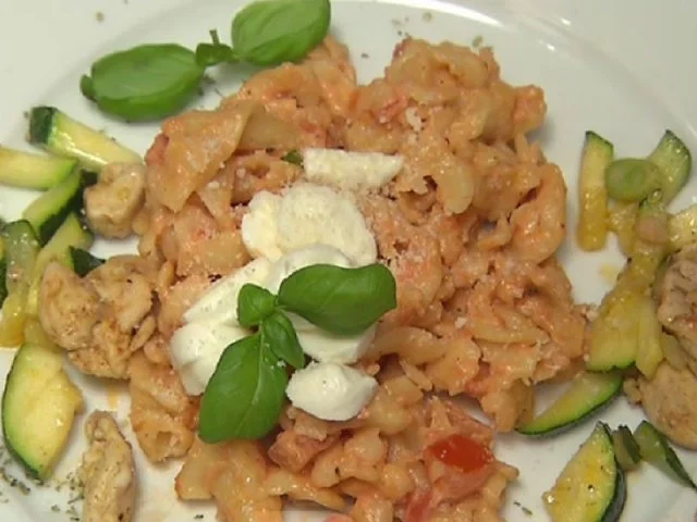 Campanelle mit Hähnchenfleisch, Knoblauch sowie Büffel-Mozzarella (Gabby de Almeida Rinne) - Rezept