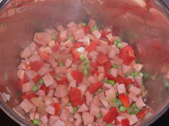 Rezept: Fruchtiges Wurst-Gulasch mit Ananas & Paprika Bild Nr. 6 Fruchtiges Wurst-Gulasch mit Ananas & Paprika - Rezept - Bild Nr. 6