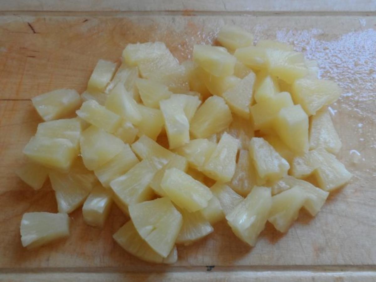 Fruchtiges Wurst Gulasch mit Ananas &amp; Paprika - einfach - 143 kcal/100g