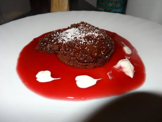 Rezept: Warmes Schokoküchlein mit Kirsch-Holunder-Sauce Warmes Schokoküchlein mit Kirsch-Holunder-Sauce - Rezept