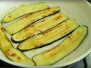 Party  Zucchiniröllchen mit Frischkäse gefüllt - Rezept - Bild Nr. 9