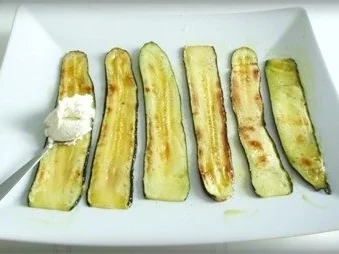 Party  Zucchiniröllchen mit Frischkäse gefüllt - Rezept - Bild Nr. 10