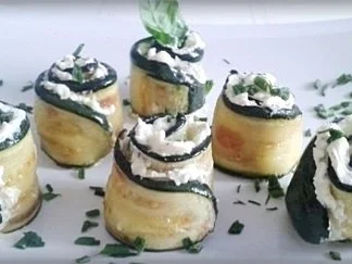 Party  Zucchiniröllchen mit Frischkäse gefüllt - Rezept - Bild Nr. 17
