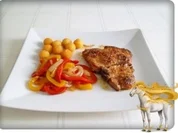 Schweinekotelett mit Kartoffelbällchen und Paprikasalat - Rezept