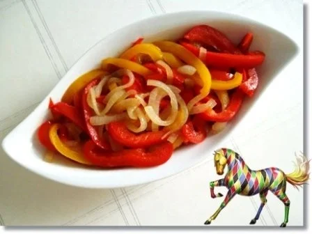 Rezept: Bunter Paprikasalat mit Zwiebeln Bunter Paprikasalat mit Zwiebeln - Rezept