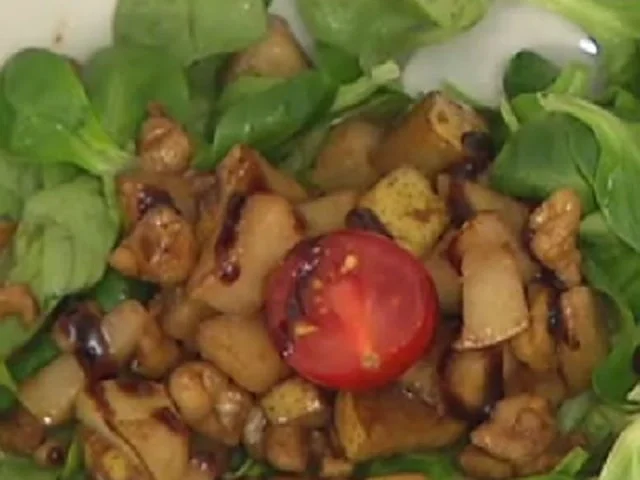 Rezept: Carpaccio & Feldsalat mit Honig-Walnuss-Birnen-Vinaigrette Carpaccio & Feldsalat mit Honig-Walnuss-Birnen-Vinaigrette - Rezept