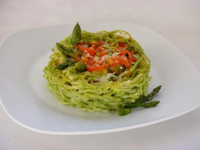 Rezept: Überbackene Spaghetti-Nester mit Spargel, Bärlauch, Hühnerfleisch.. Überbackene Spaghetti-Nester mit Spargel, Bärlauch, Hühnerfleisch.. - Rezept