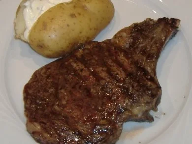 Dry Aged Ochsenkotelett mit Backkartoffel - Rezept