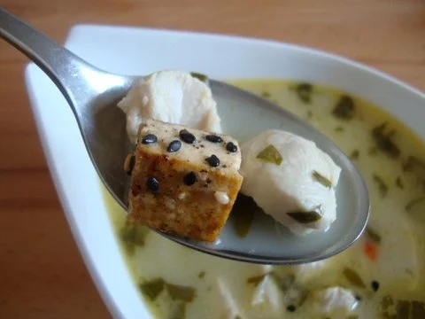 pilkantes Kokossüppchen mit Huhn und Sesamtofu - Rezept - Bild Nr. 2