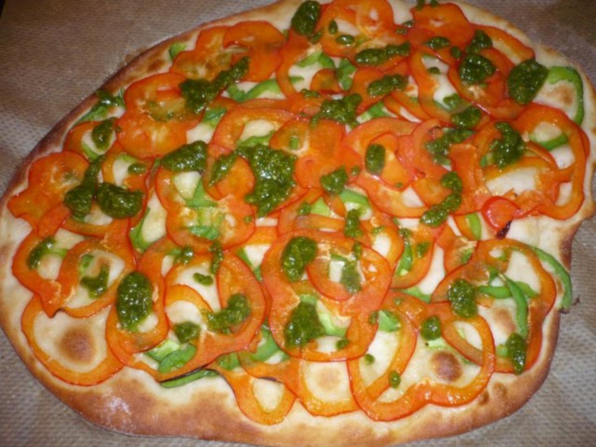 Paprikapizza aus Quark-Öl-Teig mit Minzpesto - Rezept