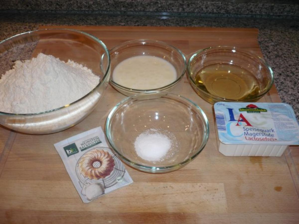 Paprikapizza aus Quark-Öl-Teig mit Minzpesto - Rezept - kochbar.de