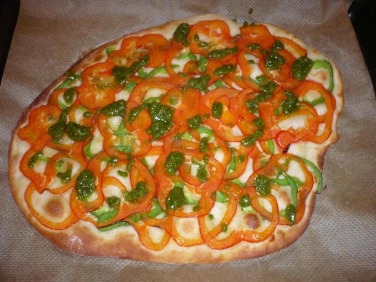 Paprikapizza aus Quark-Öl-Teig mit Minzpesto - Rezept - Bild Nr. 6