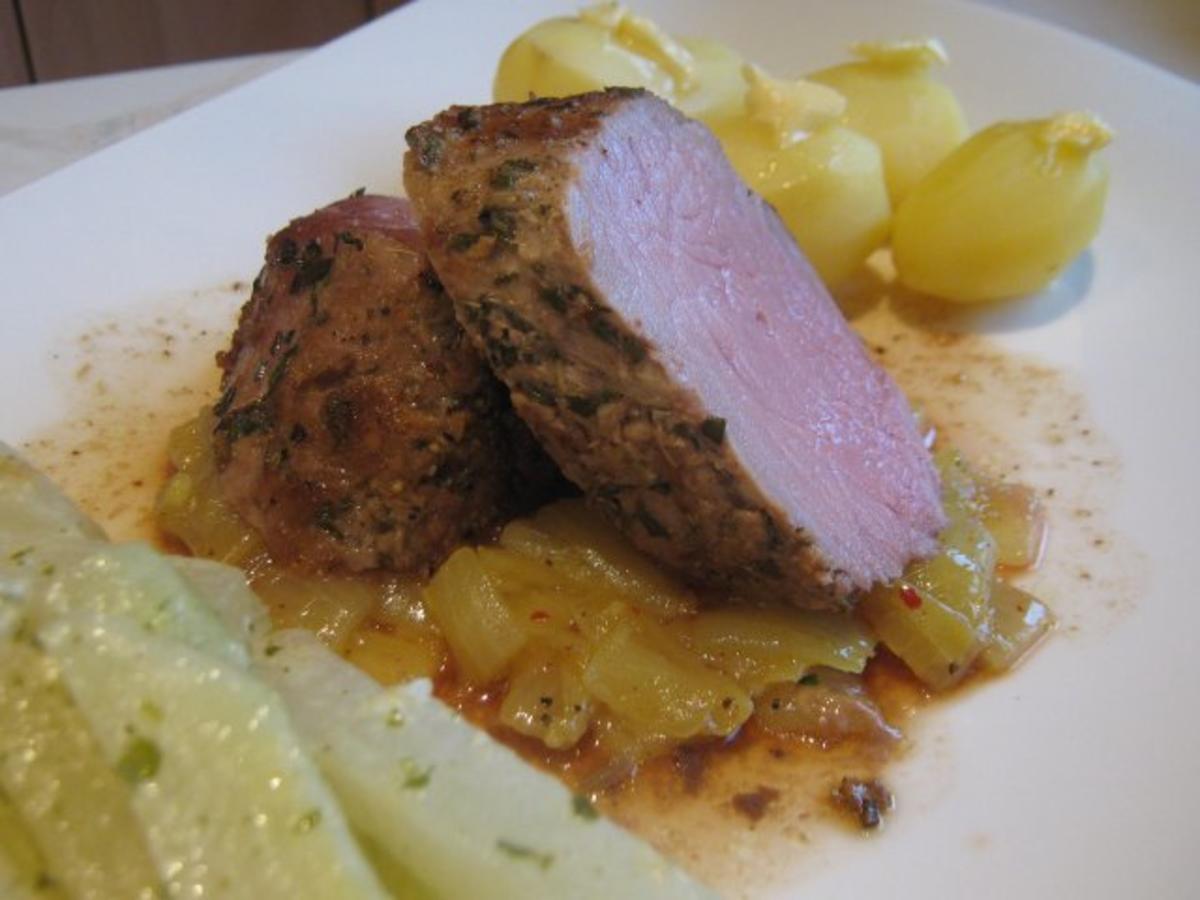 sanft gegartes Rosmarin-Schweinefilet auf geschmorten Zwiebeln mit Rahm-Kohlrabi - Rezept