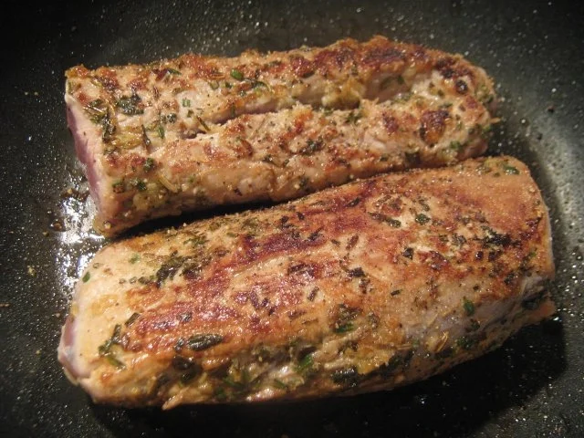 sanft gegartes Rosmarin-Schweinefilet auf geschmorten Zwiebeln mit Rahm-Kohlrabi - Rezept - Bild Nr. 3