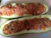 Kaninchen-Wildhasen-Hackfleisch in Gurken-Zucchini-Hälften - Rezept