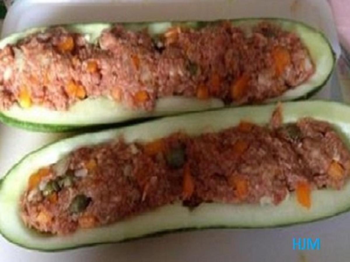 Bilder für Kaninchen-Wildhasen-Hackfleisch in Gurken-Zucchini-Hälften - Rezept