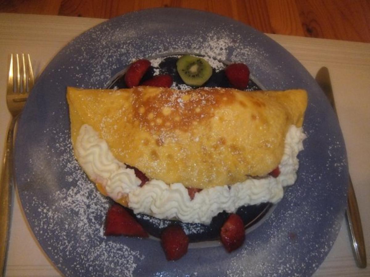 Omelett gefüllt mit Erdbeeren und Vanilleeis - Rezept - kochbar.de