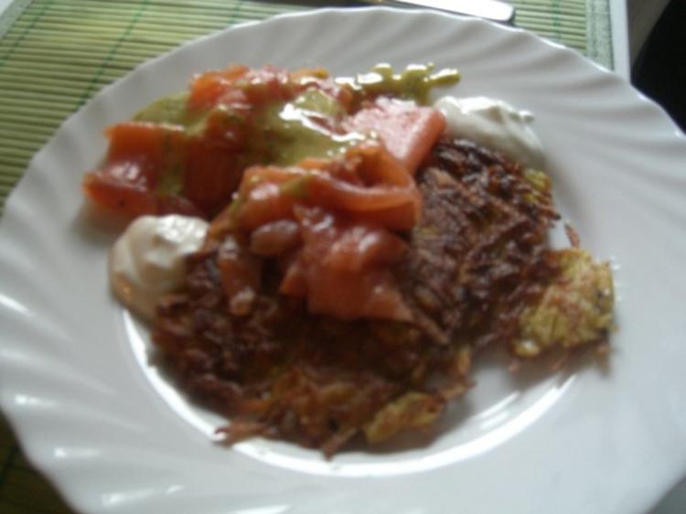 Gebeizter Lachs an Rösti mit Senf Honig Soße und Schmand Dip - einfach ...
