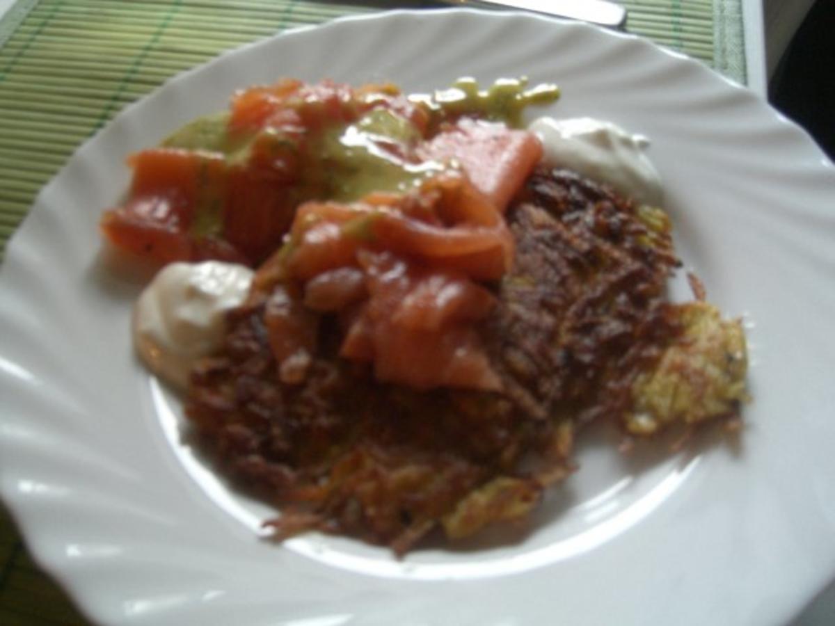 Gebeizter Lachs an Rösti mit Senf Honig Soße und Schmand Dip - einfach ...