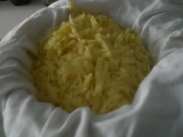 Gebeizter Lachs an Rösti mit Senf-Honig-Soße und Schmand-Dip - Rezept - Bild Nr. 7