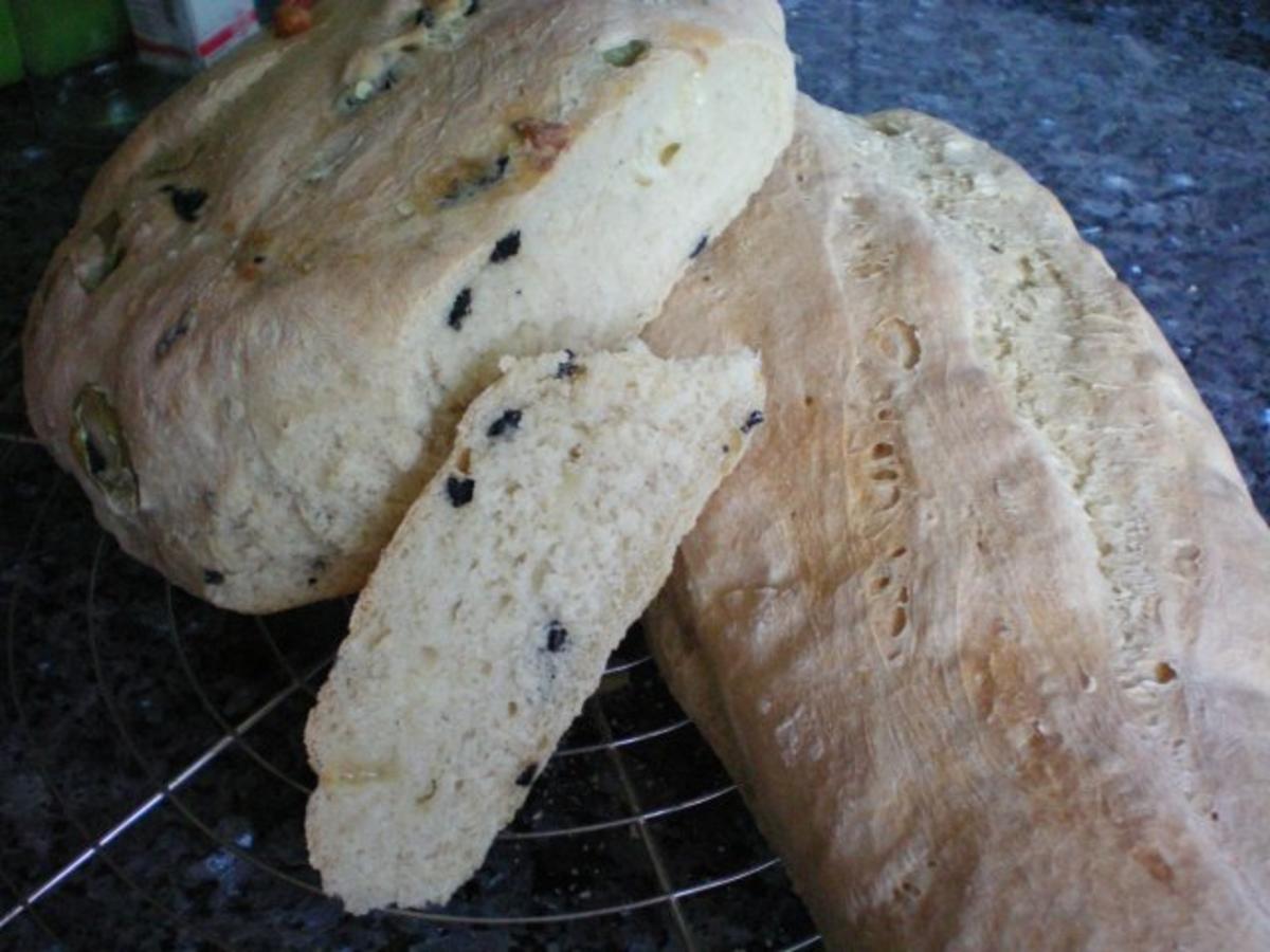 Brot: Weißbrot mit Oliven und Peperoni - Rezept