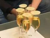 Aperitif: "POMPEJANUM" mit goldigen Apfelchips - Rezept