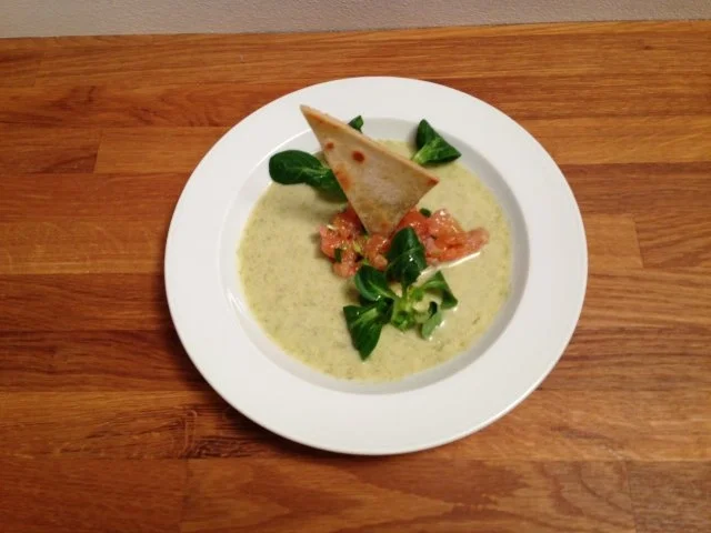 "BÖTCHEN IM SCHÖNBUSCH" - Tatar vom kurzgebeizten Saibling in Vichysoisse - Rezept