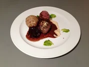 "DAS WIRTSHAUS IM SPESSART" - Rosa Rehrücken mit Semmelknödeln in Selleriepüree - Rezept