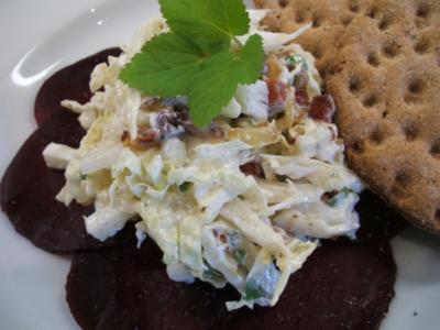 Salate: Chinakohl und junger Giersch mit Sauerrahm-Dressing auf Rote-Bete-Carpaccio - Rezept